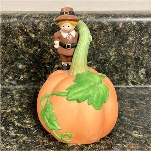 8/27   Pumpkin and pilgrim bell vintage Avon 1990